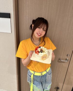 Konomi Suzuki Instagram - 「鈴木このみ Birthday Live 2023 〜CHEERS BURGER〜」
本当に本当に本当に！有難うございましたーーーーっ！！！

ああもう！涙も笑顔もまるっと見せちゃった。そんな今日が愛おしいのは、あなたがいるからです。いつも有難う。

次のスタンディングライブも心よりお待ちしております☺️チャキチャキ☺️

#このみんバーガー
#ケーキを食べてますなう🍰
#胃ンスタグラム復活