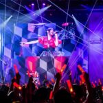 Konomi Suzuki Instagram - 昨日のライブ写真いただきました📸🎉✨ 「ヴァイスシュヴァルツ15周年記念ライブ」有難うございました！ 1.This game 2.blow out 3.Redo 本編のトリを務めさせていただきました。ステージをずっと観させてもらってたんですが、ずーっと熱々だった…！ 登場の時、歌い終わった時、MCの時、たくさんペンライト振ってくれて有難う！しっかり見えてました👀 フロアの呼び方も覚えたぞ。 15周年、改めて本当におめでとうございます。特別な日に歌を重ねさせてもらって、とても光栄です。 これからのヴァイスシュヴァルツも一緒に楽しもうね〜っ！ #ヴァイスシュヴァルツ #鈴木このみ #26歳ラスト歌唱でした🎤 #配信で観てくれた方も有難うー！