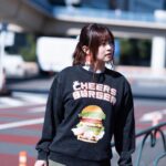 Konomi Suzuki Instagram - 本日のライブリハ終わったーっ！ ハードな内容なので、愛しきグッズを身に纏って気合い注入です💉 「鈴木このみ Birthday Live 2023 〜CHEERS BURGER〜」 グッズ事前通販は29日23:59までだよ〜！ https://www.rakuten.ne.jp/gold/geneless/feature/skm/skm-live.html TシャツとトレーナーはSサイズ、 カーゴパンツはMサイズ着用です。良かったら参考にどうぞ〜！ #このみんバーガー