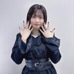 Konomi Suzuki Instagram - 新曲「白花」MV10万再生ありがとう✨🪷 この曲を託してもらった時、 きっと誰かの心の支えになってくれる曲だなぁと思って ものすごい役目を頂いてしまったぞー！と 気合いを込めてマイクに向かいました。 沢山受け止めてもらえて、凄く嬉しいです。 TVアニメ「異修羅」EDテーマ「白花」 まだまだよろしくねーっ！ https://www.youtube.com/embed/73phl3KWygc #異修羅 #アニメ #鈴木このみ #黒は強くありたい時のお守り🤫