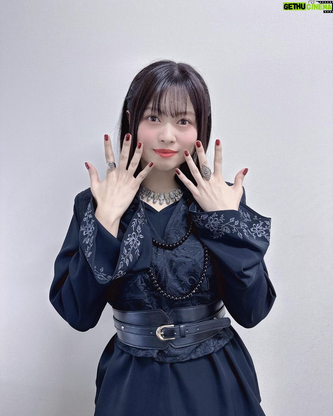 Konomi Suzuki Instagram - 新曲「白花」MV10万再生ありがとう✨🪷 この曲を託してもらった時、 きっと誰かの心の支えになってくれる曲だなぁと思って ものすごい役目を頂いてしまったぞー!と 気合いを込めてマイクに向かいました。 沢山受け止めてもらえて、凄く嬉しいです。 TVアニメ「異修羅」EDテーマ「白花」 まだまだよろしくねーっ! https://www.youtube.com/embed/73phl3KWygc #異修羅 #アニメ #鈴木このみ #黒は強くありたい時のお守り🤫