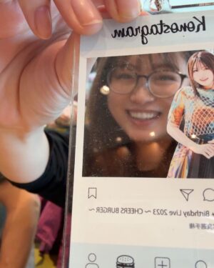Konomi Suzuki Instagram - 出来たてほやほやのKonostagramアクキー😙

11月5日ライブのVIP特典は
Konostagramアクキーとメニュー仕立てクリアファイル🍔
クリアファイルの絵柄は当日のお楽しみ☺️✨

#韓国行ってきます🇰🇷
#このみん写真選手権
#撮影楽しい😙
#映えポテト