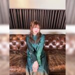 Konomi Suzuki Instagram - ⚡️⚡️⚡️ ダーク物語RPG「ダークテイルズ〜 鏡と狂い姫〜」半周年記念テーマソングを担当させていただきました🖤 「アタラシイ愛シカタ」 鏡よ鏡。幼い頃に読んでいた物語への憧れと、愛情と憎しみという強烈な気持ちを込めて。 ぜひ聴いてね🪞👸✨ 視聴▶︎ https://www.youtube.com/watch?v=FeRixqt6vUI&feature=youtu.be ーーーーーーーーーーーーーーー 「鈴木このみ Birthday Live 2023 〜CHEERS BURGER〜」 ライブグッズ事前通販が、明日12日19:00からスタートします🍔 MA-1作ってみたかったんだ〜！ シリアルナンバー入り⚡️先着115着限定なので、気になる方はお早めに…！ 写真はサンプル第一弾なんですが、しっかり防寒できる分厚さです⛄️皆んな元気に冬を越せますように⛄️❄️ トレーナーの加工具合も置いておくね！参考になれば〜！ #鈴木このみ #ダーク姫 #darktales #このみんバーガー
