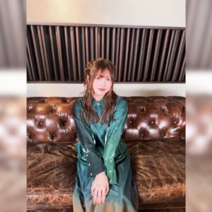 Konomi Suzuki Instagram - ⚡️⚡️⚡️

ダーク物語RPG「ダークテイルズ〜 鏡と狂い姫〜」半周年記念テーマソングを担当させていただきました🖤

「アタラシイ愛シカタ」
鏡よ鏡。幼い頃に読んでいた物語への憧れと、愛情と憎しみという強烈な気持ちを込めて。

ぜひ聴いてね🪞👸✨
視聴▶︎ https://www.youtube.com/watch?v=FeRixqt6vUI&feature=youtu.be

ーーーーーーーーーーーーーーー

「鈴木このみ Birthday Live 2023 〜CHEERS BURGER〜」
ライブグッズ事前通販が、明日12日19:00からスタートします🍔

MA-1作ってみたかったんだ〜！
シリアルナンバー入り⚡️先着115着限定なので、気になる方はお早めに…！
写真はサンプル第一弾なんですが、しっかり防寒できる分厚さです⛄️皆んな元気に冬を越せますように⛄️❄️

トレーナーの加工具合も置いておくね！参考になれば〜！

#鈴木このみ #ダーク姫 #darktales #このみんバーガー