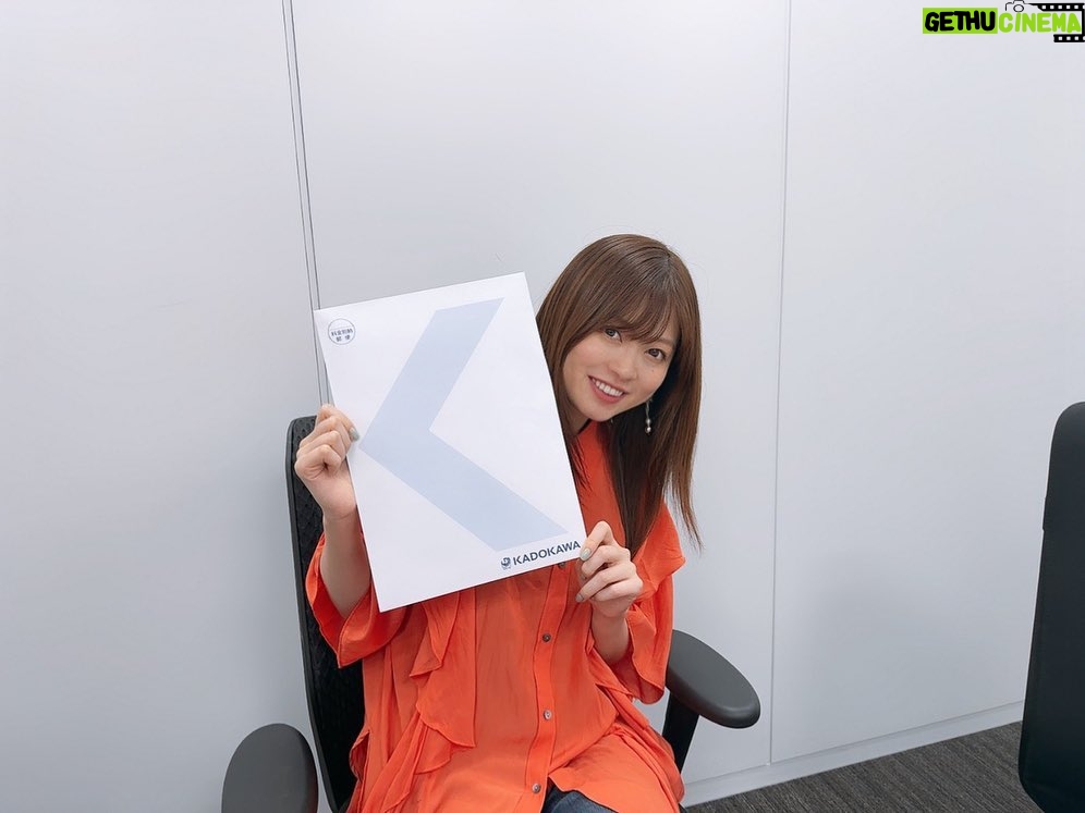 Konomi Suzuki Instagram - 最近の日々📔 10/25発売「頑張れと叫ぶたび」ジャケットチェックでした。少しずつ形になっていくのが愛おしいなぁ。 1「頑張れと叫ぶたび」(TV アニメ「 #ブルバスター 」EDテーマ) 作詞:鈴木このみ 作曲:渡辺 翔 編曲:岸田勇気 2「ギリギリトライ!」 作詞・作曲:草野華余子 編曲:eba 最大級のエールを込めて。2番以降もすっごく良いので聴いてもらえる日が待ち遠しいです。 #シーレジェ ツアーゲネリハが終わりました。日に日に差し入れに書かれたどうぞがパワーアップしていく😂毎日優しさに包まれながら歌っています。 明後日大阪から遂に全国ツアースタート🐙よろしゅうに〜! 最後は #アニサマ 時に兄からもらった差し入れ🤤 毎週のようにアニサマ本当にあるよね?と連絡きてました。なんでか私より緊張してそうだった😂 兄にステージを見せるのは気恥ずかしいので、アニサマだけです。今年の夏も思い出が沢山なので、改めてブログに書きたいな!ツアーから帰宅したら書きます。この夏のこと。