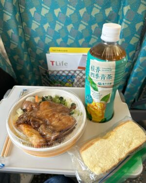 Konomi Suzuki Instagram - 恭喜新年快乐！
非常期待下个月起的亚洲巡回演唱会能跟大家见面！希望今年会是美好的一年。

恭喜新年快樂！
非常期待下個月起的亞洲巡迴演唱會能跟大家見面！希望今年會是美好的一年。

皆んなが健康でのびのびと
笑顔溢れる一年になることを願っています🌸
来月からのアジアツアーもよろしくね☺️✨

「Konomi Suzuki Asia Tour 2024」
3月15日香港
3月23日台湾
4月12日上海
4月14日広州

楽しみだよーっ！💪🌞✨

#写真は年末年始の
#畑さんとの台湾旅行！
#信号機可愛くてつい見上げちゃう
#いっぱい食べつつ
#胃の健康もじわじわ気にしてる
#胃ンスタグラム 
#駅弁はホッとする温もり味でした🤤