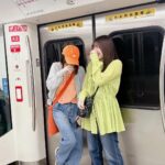 Konomi Suzuki Instagram - 恭喜新年快乐！ 非常期待下个月起的亚洲巡回演唱会能跟大家见面！希望今年会是美好的一年。 恭喜新年快樂！ 非常期待下個月起的亞洲巡迴演唱會能跟大家見面！希望今年會是美好的一年。 皆んなが健康でのびのびと 笑顔溢れる一年になることを願っています🌸 来月からのアジアツアーもよろしくね☺️✨ 「Konomi Suzuki Asia Tour 2024」 3月15日香港 3月23日台湾 4月12日上海 4月14日広州 楽しみだよーっ！💪🌞✨ #写真は年末年始の #畑さんとの台湾旅行！ #信号機可愛くてつい見上げちゃう #いっぱい食べつつ #胃の健康もじわじわ気にしてる #胃ンスタグラム #駅弁はホッとする温もり味でした🤤