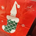Konomi Suzuki Instagram - 今年もまた京都に来られて嬉しい！ ホッとする美味しい食べ物と、日本の美しい景色と、柔らかい心があって、 そんな京都が大好きです🍁✨ 明日はいよいよ #京プレ ⛩️ 国内は年内ラスト歌唱になります！ どうぞよろしくお願いします。 #京都といえばこれ #マールブランシュの #茶の菓 #お取り寄せするくらい大好き！ #袋がクリスマス仕様になってて可愛い…🎅✨