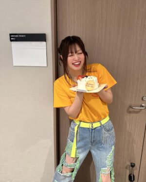 Konomi Suzuki Instagram - 「鈴木このみ Birthday Live 2023 〜CHEERS BURGER〜」
本当に本当に本当に！有難うございましたーーーーっ！！！

ああもう！涙も笑顔もまるっと見せちゃった。そんな今日が愛おしいのは、あなたがいるからです。いつも有難う。

次のスタンディングライブも心よりお待ちしております☺️チャキチャキ☺️

#このみんバーガー
#ケーキを食べてますなう🍰
#胃ンスタグラム復活