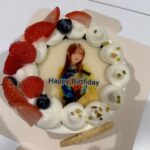 Konomi Suzuki Instagram - 「鈴木このみ Birthday Live 2023 〜CHEERS BURGER〜」 本当に本当に本当に！有難うございましたーーーーっ！！！ ああもう！涙も笑顔もまるっと見せちゃった。そんな今日が愛おしいのは、あなたがいるからです。いつも有難う。 次のスタンディングライブも心よりお待ちしております☺️チャキチャキ☺️ #このみんバーガー #ケーキを食べてますなう🍰 #胃ンスタグラム復活