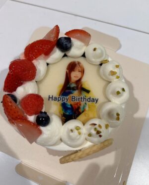 Konomi Suzuki Instagram - 「鈴木このみ Birthday Live 2023 〜CHEERS BURGER〜」
本当に本当に本当に！有難うございましたーーーーっ！！！

ああもう！涙も笑顔もまるっと見せちゃった。そんな今日が愛おしいのは、あなたがいるからです。いつも有難う。

次のスタンディングライブも心よりお待ちしております☺️チャキチャキ☺️

#このみんバーガー
#ケーキを食べてますなう🍰
#胃ンスタグラム復活