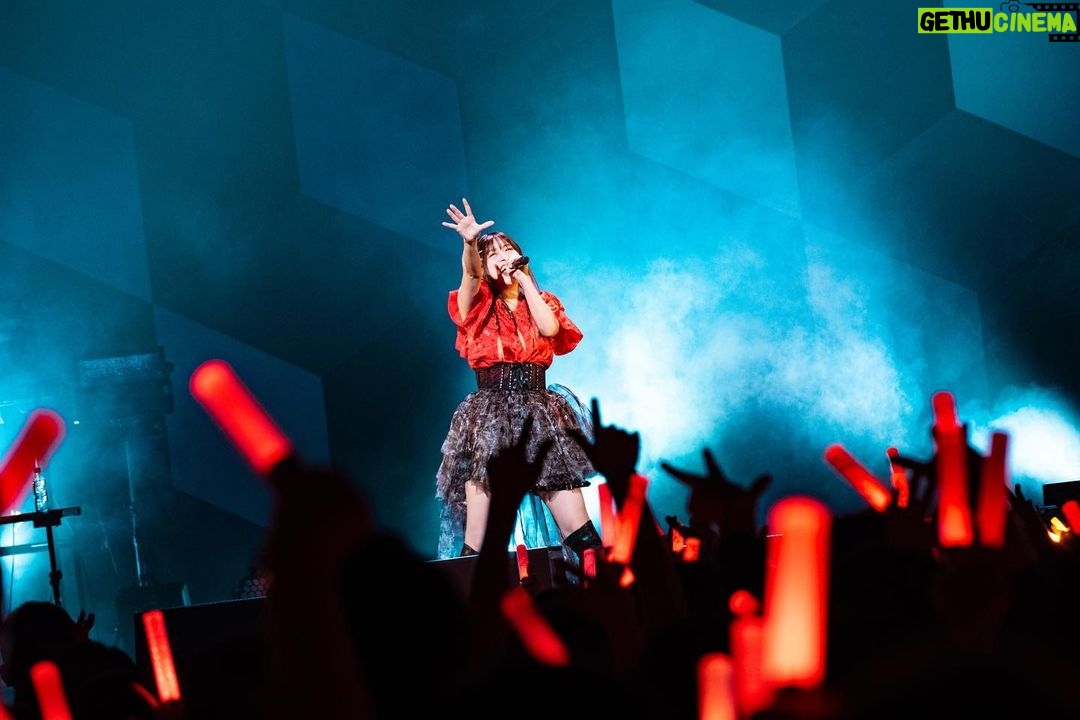 Konomi Suzuki Instagram - 昨日のライブ写真いただきました📸🎉✨ 「ヴァイスシュヴァルツ15周年記念ライブ」有難うございました! 1.This game 2.blow out 3.Redo 本編のトリを務めさせていただきました。ステージをずっと観させてもらってたんですが、ずーっと熱々だった…! 登場の時、歌い終わった時、MCの時、たくさんペンライト振ってくれて有難う!しっかり見えてました👀 フロアの呼び方も覚えたぞ。 15周年、改めて本当におめでとうございます。特別な日に歌を重ねさせてもらって、とても光栄です。 これからのヴァイスシュヴァルツも一緒に楽しもうね〜っ! #ヴァイスシュヴァルツ #鈴木このみ #26歳ラスト歌唱でした🎤 #配信で観てくれた方も有難うー!