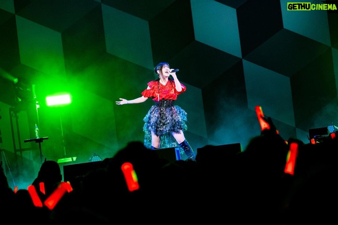Konomi Suzuki Instagram - 昨日のライブ写真いただきました📸🎉✨ 「ヴァイスシュヴァルツ15周年記念ライブ」有難うございました! 1.This game 2.blow out 3.Redo 本編のトリを務めさせていただきました。ステージをずっと観させてもらってたんですが、ずーっと熱々だった…! 登場の時、歌い終わった時、MCの時、たくさんペンライト振ってくれて有難う!しっかり見えてました👀 フロアの呼び方も覚えたぞ。 15周年、改めて本当におめでとうございます。特別な日に歌を重ねさせてもらって、とても光栄です。 これからのヴァイスシュヴァルツも一緒に楽しもうね〜っ! #ヴァイスシュヴァルツ #鈴木このみ #26歳ラスト歌唱でした🎤 #配信で観てくれた方も有難うー!