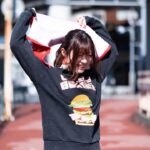 Konomi Suzuki Instagram - どのイベントでもすぐ見つけられそうなタオル👀 赤は私のラッキーカラー＆アーティストカラーでもあります❤️‍🔥 カーゴパンツはマーチンとの相性抜群🙆‍♀️中に紐がついてるから、細かなサイズ調整もばっちりです🙆‍♀️ 11月5日「鈴木このみ Birthday Live 2023 〜CHEERS BURGER〜」 グッズ事前通販は29日23:59まで⏰ https://www.rakuten.ne.jp/gold/geneless/feature/skm/skm-live.html photo by レーベルスタッフさん #このみんバーガー #ライブもうすぐだ…！