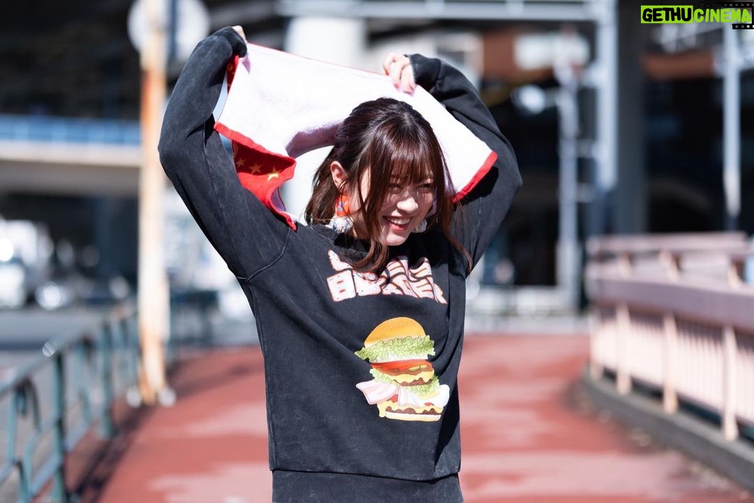 Konomi Suzuki Instagram - どのイベントでもすぐ見つけられそうなタオル👀 赤は私のラッキーカラー&アーティストカラーでもあります❤️🔥 カーゴパンツはマーチンとの相性抜群🙆♀️中に紐がついてるから、細かなサイズ調整もばっちりです🙆♀️ 11月5日「鈴木このみ Birthday Live 2023 〜CHEERS BURGER〜」 グッズ事前通販は29日23:59まで⏰ https://www.rakuten.ne.jp/gold/geneless/feature/skm/skm-live.html photo by レーベルスタッフさん #このみんバーガー #ライブもうすぐだ…!