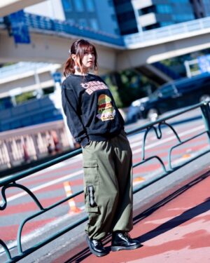 Konomi Suzuki Instagram - 本日のライブリハ終わったーっ！

ハードな内容なので、愛しきグッズを身に纏って気合い注入です💉

「鈴木このみ Birthday Live 2023 〜CHEERS BURGER〜」
グッズ事前通販は29日23:59までだよ〜！

https://www.rakuten.ne.jp/gold/geneless/feature/skm/skm-live.html

TシャツとトレーナーはSサイズ、
カーゴパンツはMサイズ着用です。良かったら参考にどうぞ〜！

#このみんバーガー