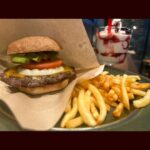 Konomi Suzuki Instagram - 🍔期間限定コラボ決定🍔 鈴木このみと英國酒場 Shake&Chipsさんの第二弾コラボ『CHEERS BURGER』が決定しました！ 10月21日〜11月5日のランチタイム（11:00〜16:00）にて召し上がれます✨ Shake&Chips 東京都千代田区丸の内 1-9-1 東京駅構内 グランスタ八重北B1 黒塀横丁内 ーーーーーーーーーーーーー なんと！11月5日「鈴木このみ Birthday Live 2023 〜CHEERS BURGER〜」開催を記念して、 このみんバーガーを作って頂きました…！またコラボ出来て嬉しいです🤝☺️ ビーフ100%のパテとチーズ、アボガド、大好きな味が大大大集結！ 食べ応え抜群、ジューシーでまろやかです🤤 ライブに向けて、美味しい物でエナジーチャージしてね！ 英國酒場 Shake&Chipsは東京駅内にあるので、移動の時などにもぜひ〜！明後日からスタートです🍔⚡️✨ #このみんバーガー #めちゃくちゃ美味しいハンバーガーです☺️✨ #ミルクシェイクもおすすめ！ #東京駅グルメ #胃ンスタグラム