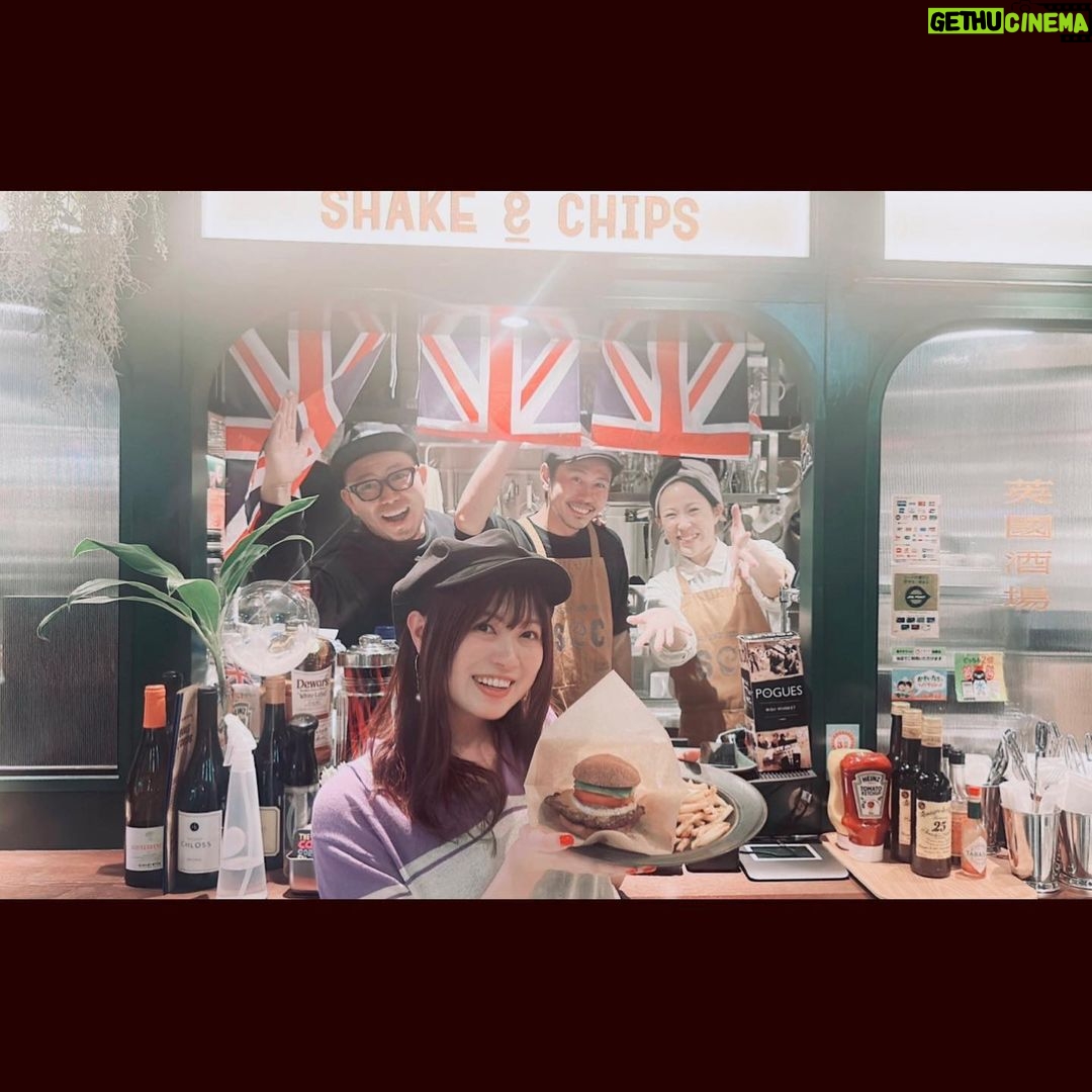 Konomi Suzuki Instagram - 🍔期間限定コラボ決定🍔 鈴木このみと英國酒場 Shake&Chipsさんの第二弾コラボ『CHEERS BURGER』が決定しました! 10月21日〜11月5日のランチタイム(11:00〜16:00)にて召し上がれます✨ Shake&Chips 東京都千代田区丸の内 1-9-1 東京駅構内 グランスタ八重北B1 黒塀横丁内 ーーーーーーーーーーーーー なんと!11月5日「鈴木このみ Birthday Live 2023 〜CHEERS BURGER〜」開催を記念して、 このみんバーガーを作って頂きました…!またコラボ出来て嬉しいです🤝☺️ ビーフ100%のパテとチーズ、アボガド、大好きな味が大大大集結! 食べ応え抜群、ジューシーでまろやかです🤤 ライブに向けて、美味しい物でエナジーチャージしてね! 英國酒場 Shake&Chipsは東京駅内にあるので、移動の時などにもぜひ〜!明後日からスタートです🍔⚡️✨ #このみんバーガー #めちゃくちゃ美味しいハンバーガーです☺️✨ #ミルクシェイクもおすすめ! #東京駅グルメ #胃ンスタグラム