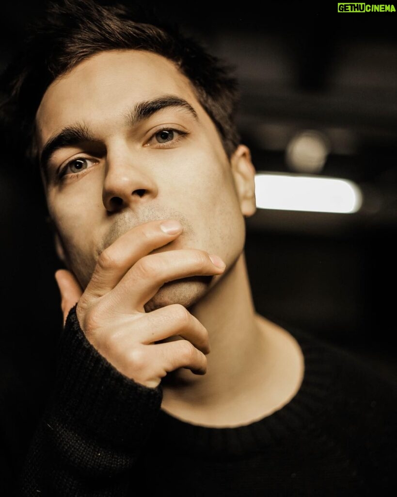 Konstantin Beloshapka Instagram - Могу томно курить в кадре. Без сигарет.