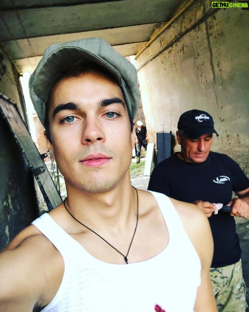 Konstantin Beloshapka Instagram - Громко хлопнув дверью сортира, Он вышел и сказал: «Привет, я Де Ниро»