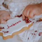 Konstantina Kommata Instagram - Πέμπτη 19 Μαΐου!!! Η βάπτιση της Ιωάννας και τα πρώτα μας γενέθλια! Μωρό μου πόσο ευλογημένοι είμαστε που σ’έχουμε ! Να ζήσεις Ιωαννακι μου να σκορπίζεις πάντα φως χαρά και αγάπη… Το χαμόγελο σου είναι η ευτυχία μας!! Ευχαριστούμε πολύ τους φίλους και συγγενείς μας που ήταν κοντά μας αυτή την τόσο ξεχωριστή μέρα για εμάς! Το μεγαλύτερο ευχαριστώ όμως πάει στους νονούς μας @eleninod @m_milonakis !! Αυτή η μέρα επισφράγισε για πάντα τη φιλία μας και μεγάλωσε την οικογένεια μας… σας λατρεύουμε!!! P.S Ευχαριστώ πολύ για τις όμορφες εορταστικές ευχες!! 🎉😜