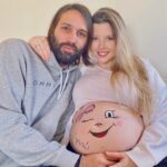 Konstantina Kommata Instagram - Κοριτσάκι μου ανυπομονώ να σε κρατήσω.. να σε φιλήσω.. να σε μυρίσω!!! Σε περιμένουμε 🎀👨‍👩‍👧🐱