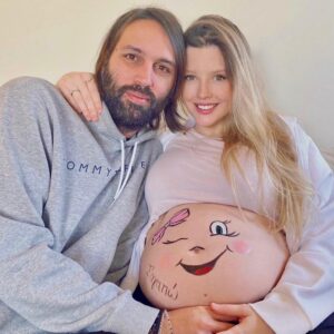 Konstantina Kommata Instagram - Κοριτσάκι μου ανυπομονώ να σε κρατήσω.. να σε φιλήσω.. να σε μυρίσω!!! Σε περιμένουμε 🎀👨‍👩‍👧🐱