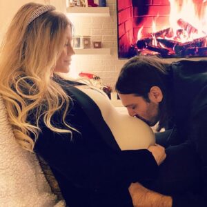 Konstantina Kommata Instagram - HAPPY NEW YEAR 🎉🎊
Γεμάτη υγεία, αγάπη, φως & θαύματα✨!!! 
Το 2021 εύχομαι να φέρει σε όλους τα πιο ουσιαστικά δώρα!!! 
Σε εμάς θα φέρει το πιο όμορφο ταξίδι της ζωής μας!!!
Θαύμα μου ανυπομονούμε να δούμε τον κόσμο μέσα από τα μάτια σου!!! 🤰🥰
__________________________________________________

Χρόνια μας πολλά μοναδικέ μου.. Τα καλύτερα.. τα πιο μαγικά  χρόνια είναι μπροστά μας!!! ❤️