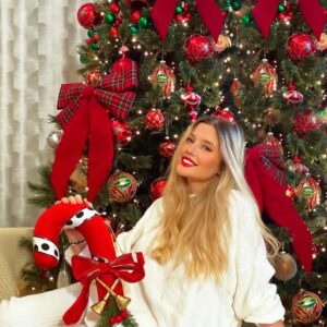 Konstantina Kommata Instagram - 𝓗𝓮𝓵𝓵𝓸  𝓓𝓮𝓬𝓮𝓶𝓫𝓮𝓻 🎄❄️

Φέτος τα Χριστούγεννα ήρθαν σπίτι μας με τα πιο ονειρεμένα στολίδια από www.homeaporter.gr 
Ήρθε η ώρα για Χριστουγεννιάτικες ταινίες και ζεστή σοκολάτα δίπλα από το παραμυθένιο δέντρο μας ❤️🎬

Thank you @mylonakishome 🤍

 #home #christmastree #december #favoriteseasonoftheyear