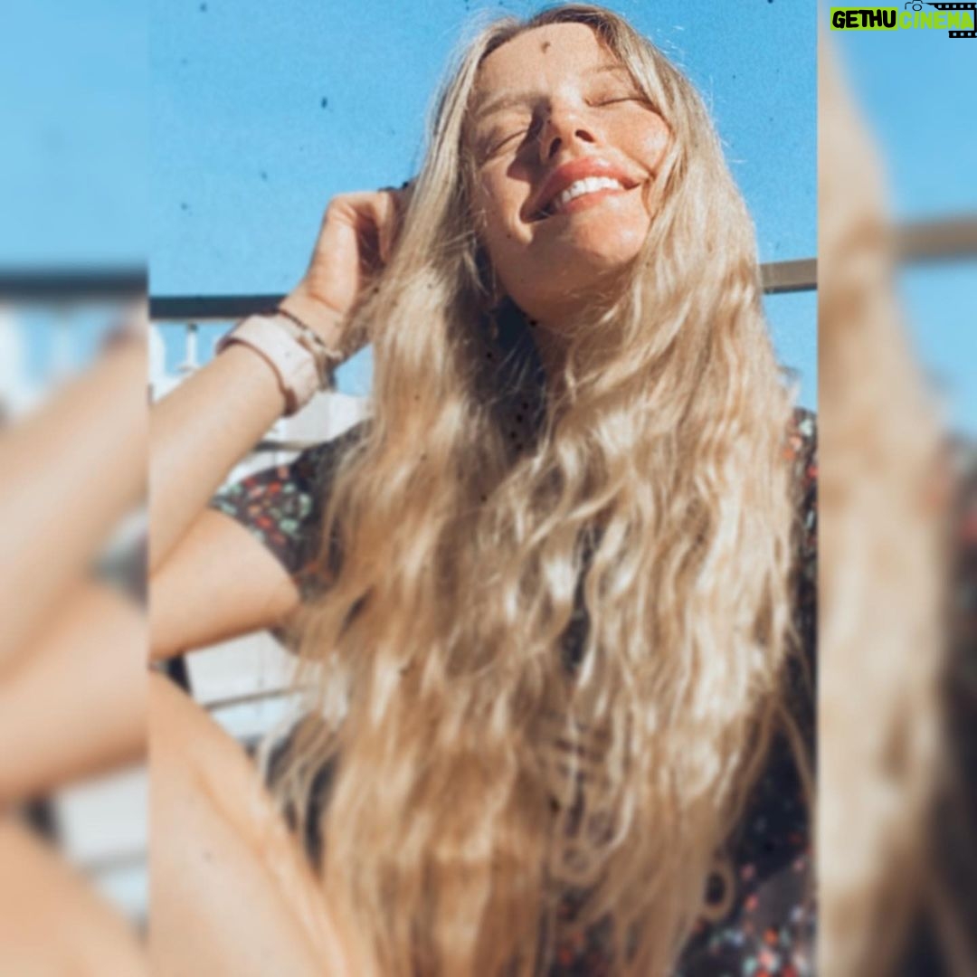 Konstantina Kommata Instagram - 🌻 𝒮𝓂𝒾𝓁𝑒.