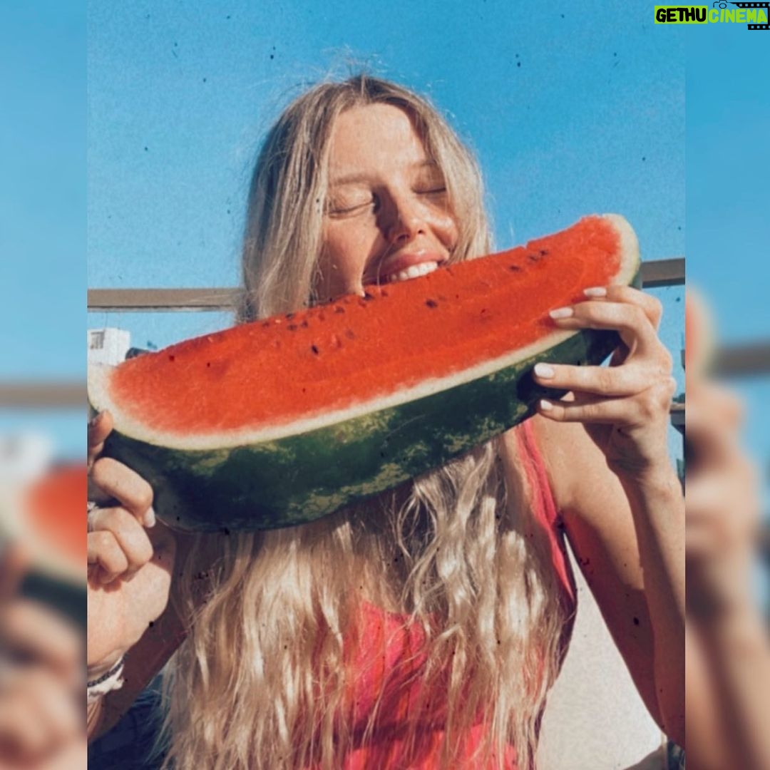 Konstantina Kommata Instagram - • καλοκαίρι • μπαλκονάκι • ήλιος • "καρπουζάκι".... All you need 🍉♥️ _____________________________________________________________ #enjoylittlethings #sunlover #watermelonlover #τιεννοειςοτιαυτοδενειναιμιαμεριδα 🤔