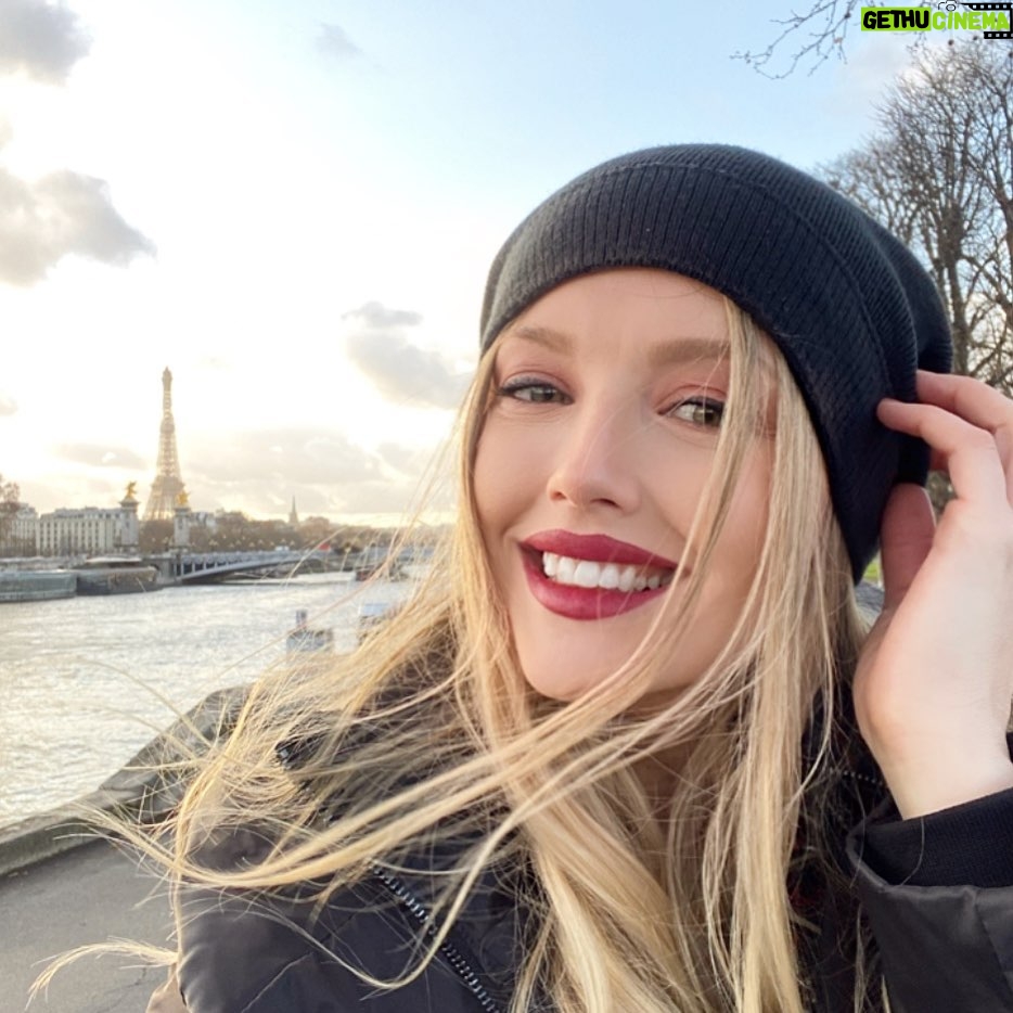 Konstantina Kommata Instagram - 𝑀𝓎 𝒽𝑒𝒶𝓇𝓉 𝒾𝓈 𝒻𝓊𝓁𝓁 ♥️ Paris, France