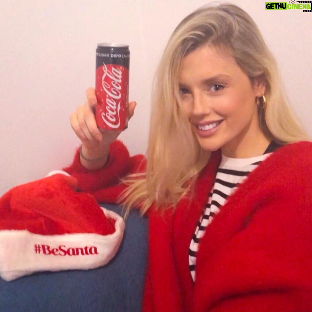 Konstantina Kommata Instagram - Χριστούγεννα σημαίνουν βόλτες, δώρα και αγαπημένες συνήθειες. Το Coca-Cola Pop-Up Store σού δίνει την ευκαιρία να συνδυάσεις και τα τρία! Μην παραλείψεις να επισκεφτείς τον μαγικό κόσμο της Coca-Cola μέσα από το κατάστημα της που θα βρίσκεται στο Golden Hall από 14 έως 31 Δεκεμβρίου! #CocaColaGreece #ad #TasteTheFeeling #ΒeSanta #PopUpAthens