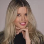 Konstantina Kommata Instagram - Το μυστικό μου για τέλεια κάλυψη και ματ αποτέλεσμα είναι ακριβώς αυτό➡️: • Προετοιμάζω την επιδερμίδα μου, με Prép & Matte primer • Για ματ αποτέλεσμα και κάλυψη, εφαρμόζω το Teint Idole Ultra Wear foundation • Για λαμπερό βλέμμα, χρησιμοποιώ το Effacernes concealer • Ματ όψη της επιδερμίδας, με Loose Setting Powder • Αναλλοίωτο μακιγιάζ, με το setting spray Fix it Forget it ____________________________________________ #LancomeGreece #LifeProofYourFoundation #TeintIdole @lancomeofficial