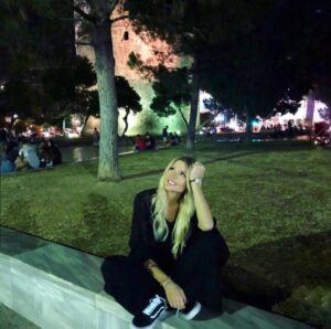 Konstantina Kommata Instagram - Ο ουρανός και τα αστέρια πάντα με κάνουν να ονειρεύομαι και να χαμογελάω! 
Λένε πως ένα μέρος μας είναι φτιαγμένο από αστερόσκονη! Δεν είναι κάπως μαγικό αυτό; 
Ψιτ, εσύ εκεί έξω όπου και όποιος κι αν είσαι και βλέπεις αυτόν τον ουρανό, σου εύχομαι να ζείς τη ζωή που ονειρεύεσαι και το όμορφο αυτο σύμπαν να σου δίνει τη δύναμη και το θάρρος για να πραγματοποιήσεις όλα όσα έχεις στη καρδιά σου!
#wish ✨ [📸: @anastasia_komm]