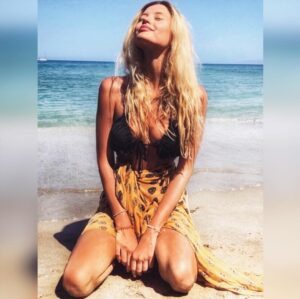 Konstantina Kommata Instagram - 𝔅𝔯𝔢𝔞𝔱𝔥𝔦𝔫𝔤 𝔡𝔯𝔢𝔞𝔪𝔰 𝔩𝔦𝔨𝔢 𝔞𝔦𝔯! 🌀
_________________________________________________________
#sea #summer #summervibes #greece #endlessblue #endlesssummer