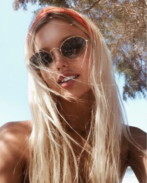 Konstantina Kommata Instagram - 🎶🎵 " 𝒯𝒽𝑒 𝓈𝓊𝓃 𝒾𝓈 𝓊𝓅, 𝓉𝒽𝑒 𝓈𝓀𝓎 𝒾𝓈 𝒷𝓁𝓊𝑒. 𝐼𝓉'𝓈 𝒷𝑒𝒶𝓊𝓉𝒾𝒻𝓊𝓁 𝒶𝓃𝒹 𝓈𝑜 𝒶𝓇𝑒 𝓎𝑜𝓊. " 🎶🎵 ______________________________________________ 
#lookaround #findthebeauty #dearprudence #thebeatles #rayban #raybangreece