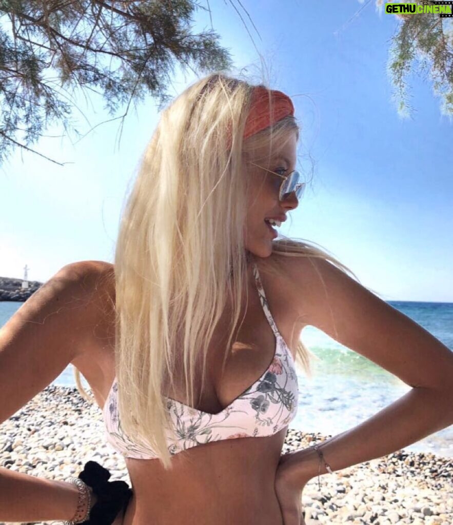 Konstantina Kommata Instagram - Αυτή θα είναι πάντα η αγαπημένη μου μέρα του μήνα! 😉 𝐻𝒶𝓅𝓅𝓎 𝓃𝑒𝓌 𝓂♡𝓃𝓉𝒽 __________________________________________________________🌊 #happy #happy #happy Crete