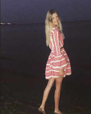 Konstantina Kommata Instagram - Κάπου-κάπου, είναι καλό να σταματάς να κυνηγάς την ευτυχία και απλά να είσαι ευτυχισμένος!! #apollinaire 
Καλοκαιράκι μου.. σε ευχαριστώ.. εις το επανιδείν.. Καλώς ήρθες Οκτώβρη!! #mymonth #ΚΑΛΟΜΗΝΑ
