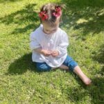 Konstantina Kommata Instagram - ꫝꫀꪶꪶꪮ ꪑꪖꪗ 🌸🌸🌸 Η λουλουδένια μου κι εγώ σας ευχόμαστε καλό μήνα!!! #ΤοΚορίτσιΤουΜάη😊