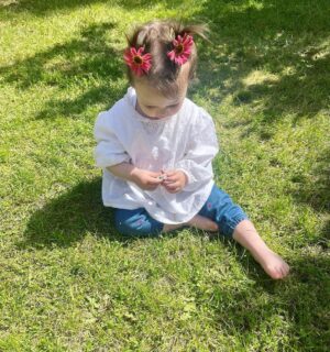 Konstantina Kommata Instagram - ꫝꫀꪶꪶꪮ ꪑꪖꪗ 🌸🌸🌸 Η λουλουδένια μου κι εγώ σας ευχόμαστε καλό μήνα!!! 
#ΤοΚορίτσιΤουΜάη😊