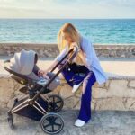 Konstantina Kommata Instagram - Βόλτα με το κορίτσι μου και τον καλύτερο μου σύμμαχο. Για τη μικρή μας, επιλέξαμε το βραβευμένο κάθισμα αυτοκινήτου CYBEX Cloud Z i-Size, γιατί πληρεί τα αυστηρότερα κριτήρια ασφαλείας, ενώ ξεχωρίζει για το design και τα καινοτόμα χαρακτηριστικά του. Εκτός αυτοκινήτου τοποθετείται πάνω στο καρότσι μας PRIAM κι έτσι μετατρέπεται σε πρακτικό σύστημα μεταφοράς. Έτσι εκείνη απολαμβάνει τον ύπνο της, κι εμείς τις βόλτες μας! ☺️👩‍👧💞 ___________________________________________ #cybex #cybexcloudzisize #bedifferent #becybex Herakleio, Crete