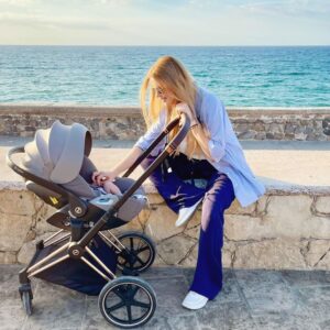 Konstantina Kommata Instagram - Βόλτα με το κορίτσι μου και τον καλύτερο μου σύμμαχο. Για τη μικρή μας, επιλέξαμε το βραβευμένο κάθισμα αυτοκινήτου CYBEX Cloud Z i-Size, γιατί πληρεί τα αυστηρότερα κριτήρια ασφαλείας, ενώ ξεχωρίζει για το design και τα καινοτόμα χαρακτηριστικά του. Εκτός αυτοκινήτου τοποθετείται πάνω στο καρότσι μας PRIAM κι έτσι μετατρέπεται σε πρακτικό σύστημα μεταφοράς. Έτσι εκείνη απολαμβάνει τον ύπνο της, κι εμείς τις βόλτες μας! ☺️👩‍👧💞 ___________________________________________
 #cybex #cybexcloudzisize #bedifferent  #becybex