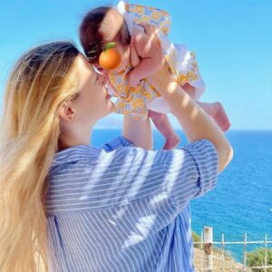 Konstantina Kommata Instagram - Το πιο λαχταριστό πορτοκαλάκι του κόσμου!!! 🧡🍊😋 #firstholidaystogether