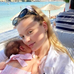 Konstantina Kommata Instagram - You fill me with sunshine..💛☀️
_________________________________
#newmom #xazomom #tsourekakimou