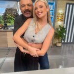 Konstantina Kommata Instagram - Μοναδικός σεφ, εξαιρετικός οικοδεσπότης, υπέροχος άνθρωπος και εγώ πολύ τυχερή που είχα την ευκαιρία να μαγειρέψουμε παρέα νοστιμιές αποκλειστικά με ελληνικά προϊόντα 👨🏻‍🍳👩🏼‍🍳! Σήμερα στις 14:00 στην @ertofficial!! @lagosandreas είσαι φως ✨ Σε ευχαριστώ πολύ! #popmageiriki #ert1 🍽️