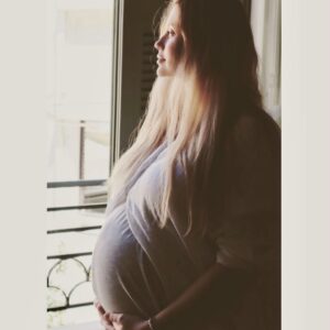 Konstantina Kommata Instagram - Τελευταία Κυριακή με την κοιλίτσα μου! ☺️💗________________________________
#θαμουλειψεις #θαυματακιμουμετραωταλεπτα