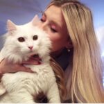 Konstantina Kommata Instagram - Παγκόσμια ημέρα αδέσποτων ζώων σήμερα και ένα κεφαλοκλείδωμα αγάπης στο δικό μου πρώην αδεσποτάκι!! Αυτός εδώ είναι ο γατούλης μας... Ναι, το όνομα του είναι γατούλης μιας και όταν τον είχαμε βρει σε ένα χωριό της Κρήτης να χτυπάει με περίσσεια υπομονή και επιμονή το τζάμι (βλέπε φώτο 2,3) της ταβέρνας που καθόμασταν είχαμε πει πως θα τον κρατήσουμε μέχρι να του βρούμε σπίτι... Αποφασίσαμε λοιπόν να μη του δώσουμε κάποιο όνομα αλλά να τον φωνάζουμε γατούλη για όσο θα τον φιλοξενούμε!!! Αμ δε.... ο έρωτας ήταν αμοιβαίος και έτσι μεγάλωσε την οικογένεια μας και ομορφαίνει την κάθε μας ημέρα 2 χρόνια και κάτι τώρα ... Το "γατούλης" τελικά μας έμεινε μιας και όσα ονόματα και αν προσπαθήσαμε να του δώσουμε τα απαρνιότανε κατηγορηματικά!!! Γατούλη μας σε ευχαριστούμε που μας διάλεξες 🙏🏻♥️ Δώστε μια ευκαιρία στα αδεσποτάκια και θα δείτε ότι η αγάπη που θα πάρετε πίσω θα σας κάνει απλά να χαμογελάτε στην όποια αμφιβολία είχατε πριν!!!