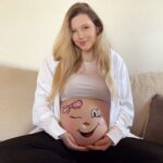 Konstantina Kommata Instagram - Κοριτσάκι μου ανυπομονώ να σε κρατήσω.. να σε φιλήσω.. να σε μυρίσω!!! Σε περιμένουμε 🎀👨‍👩‍👧🐱