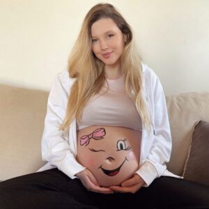 Konstantina Kommata Instagram - Κοριτσάκι μου ανυπομονώ να σε κρατήσω.. να σε φιλήσω.. να σε μυρίσω!!! Σε περιμένουμε 🎀👨‍👩‍👧🐱